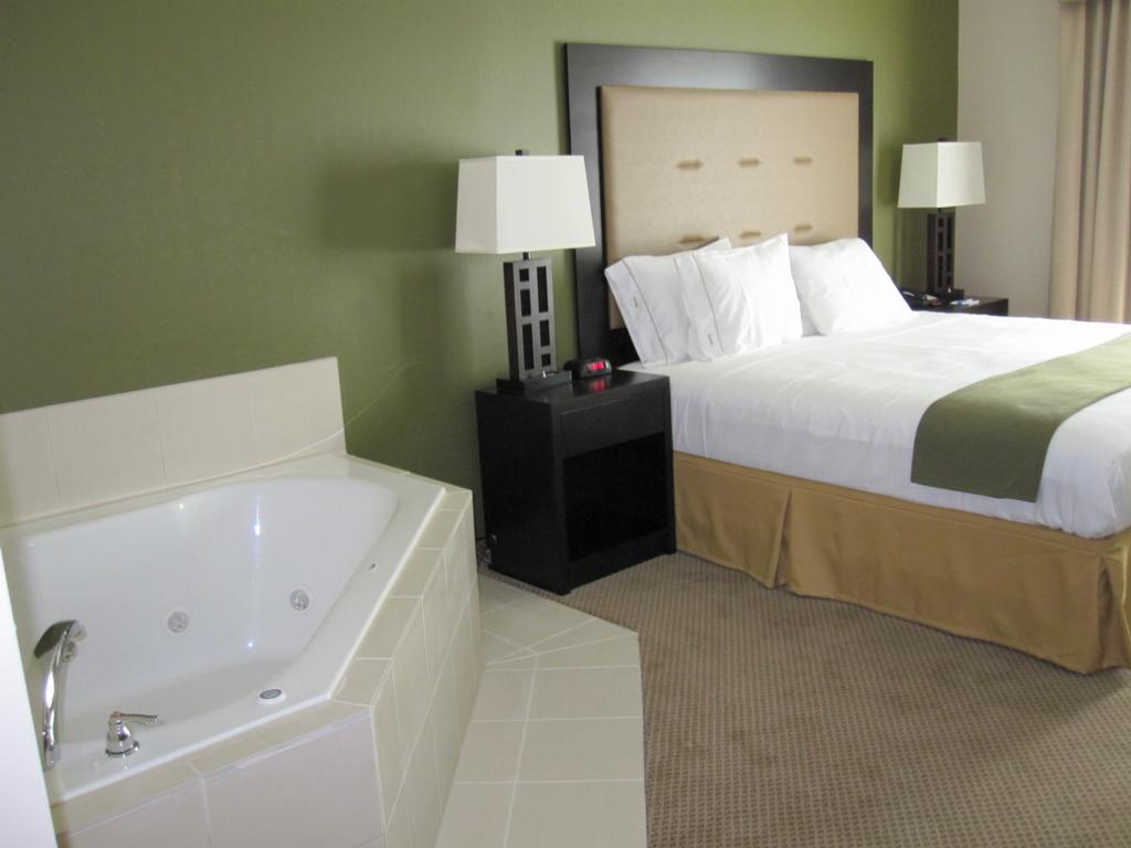 Holiday Inn Express & Suites Jacksonville Mayport / Beach